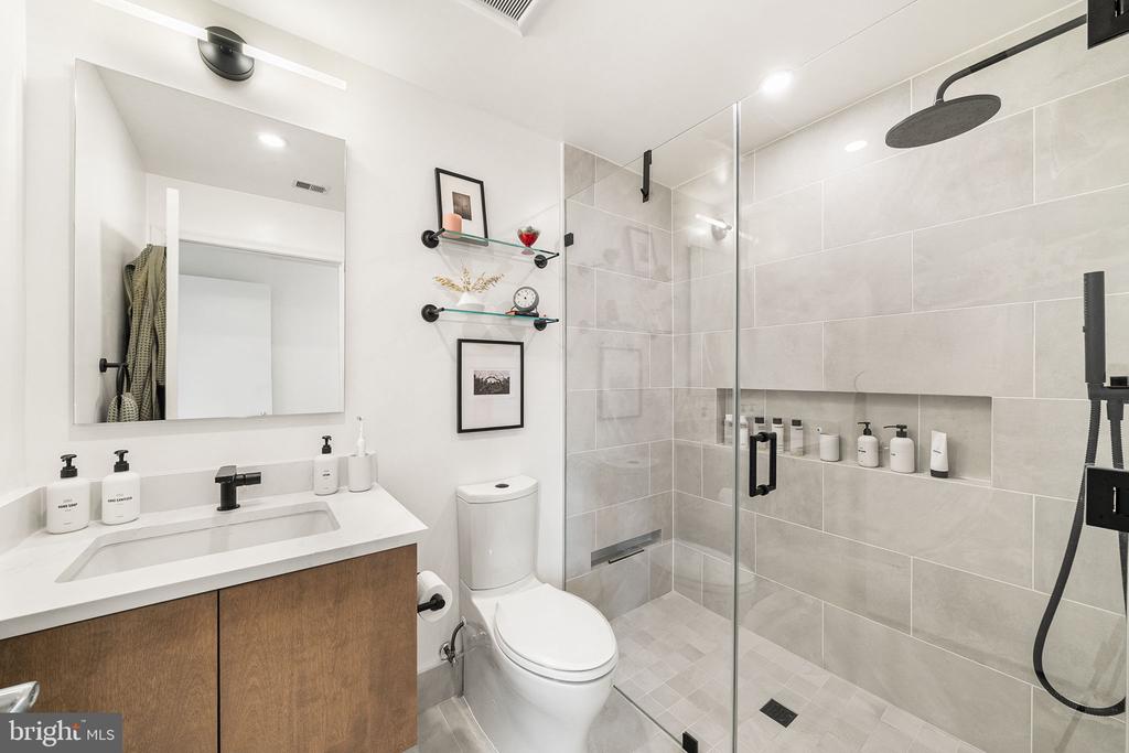 150 V STREET NW Unit: V205