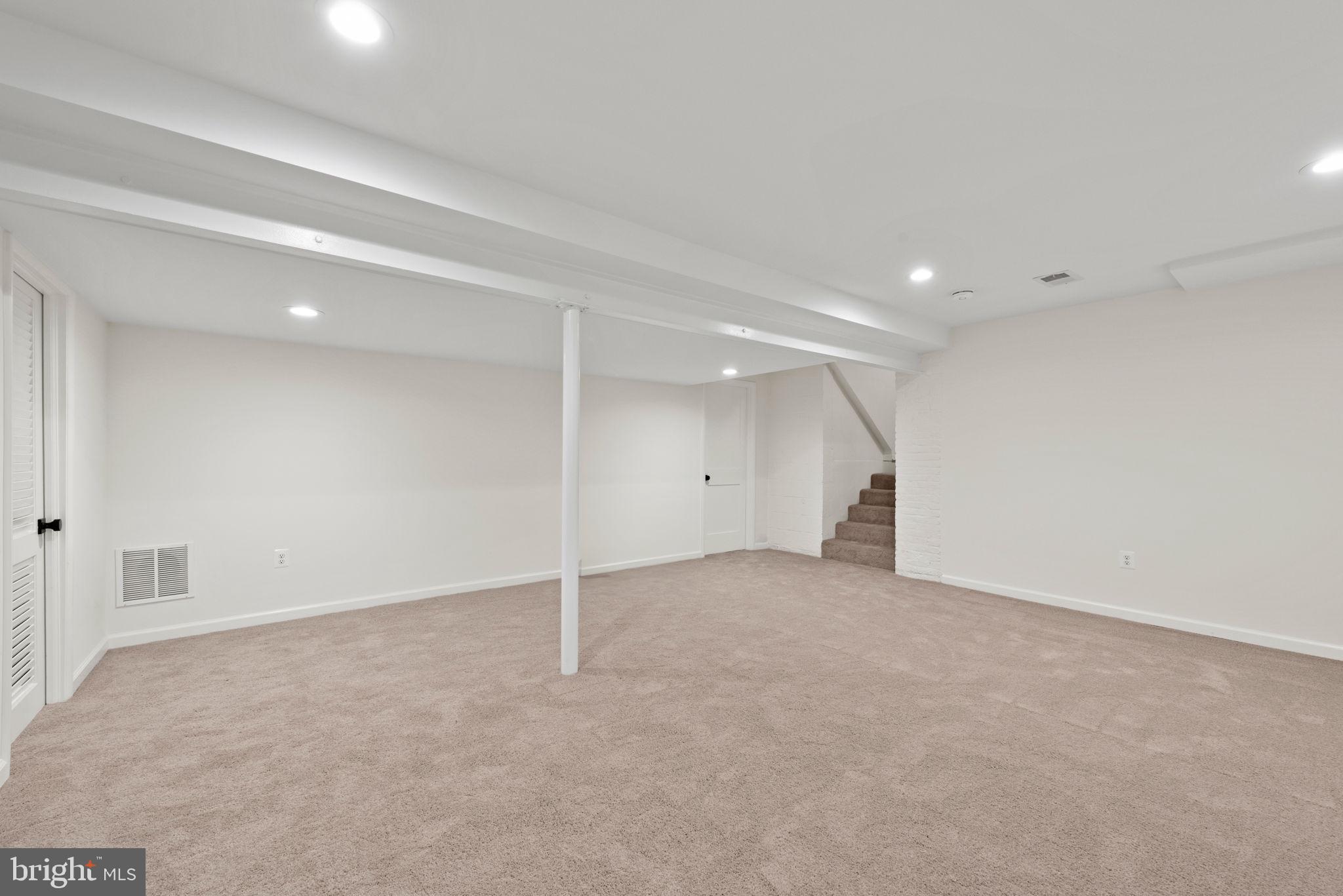 1214 Ballard St