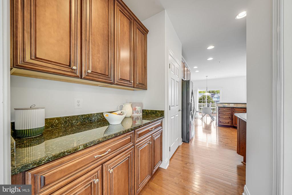 8217 Castanea Ln