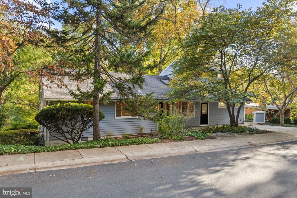 7111 BRAEBURN PLACE