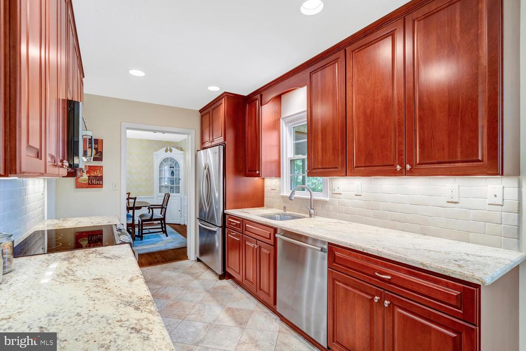5009 JASMINE DRIVE
