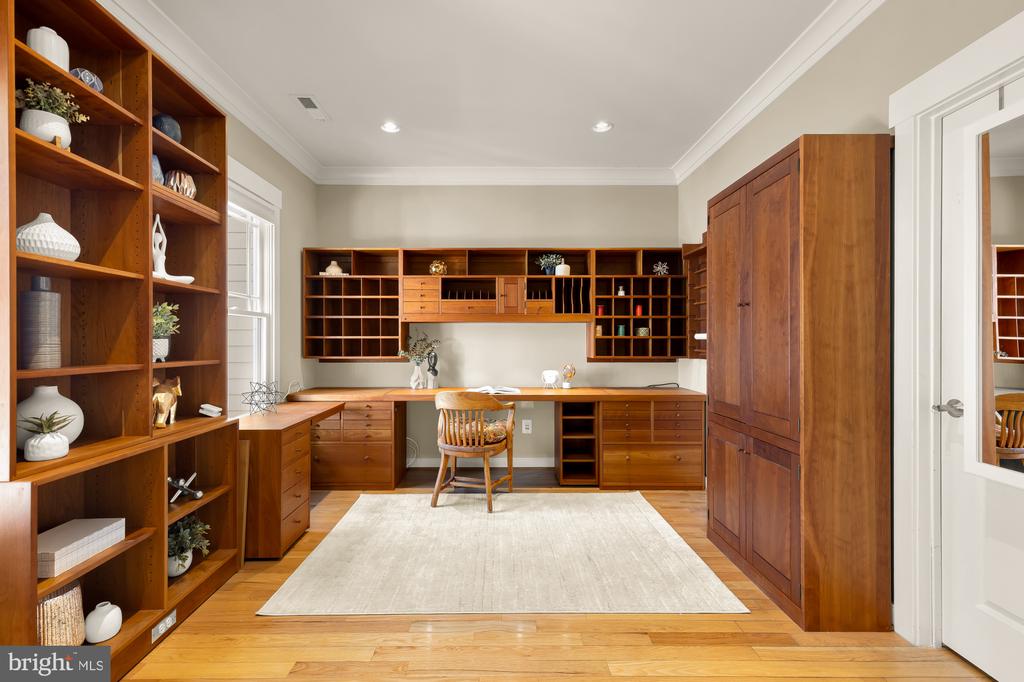 2712 LINDEN LANE