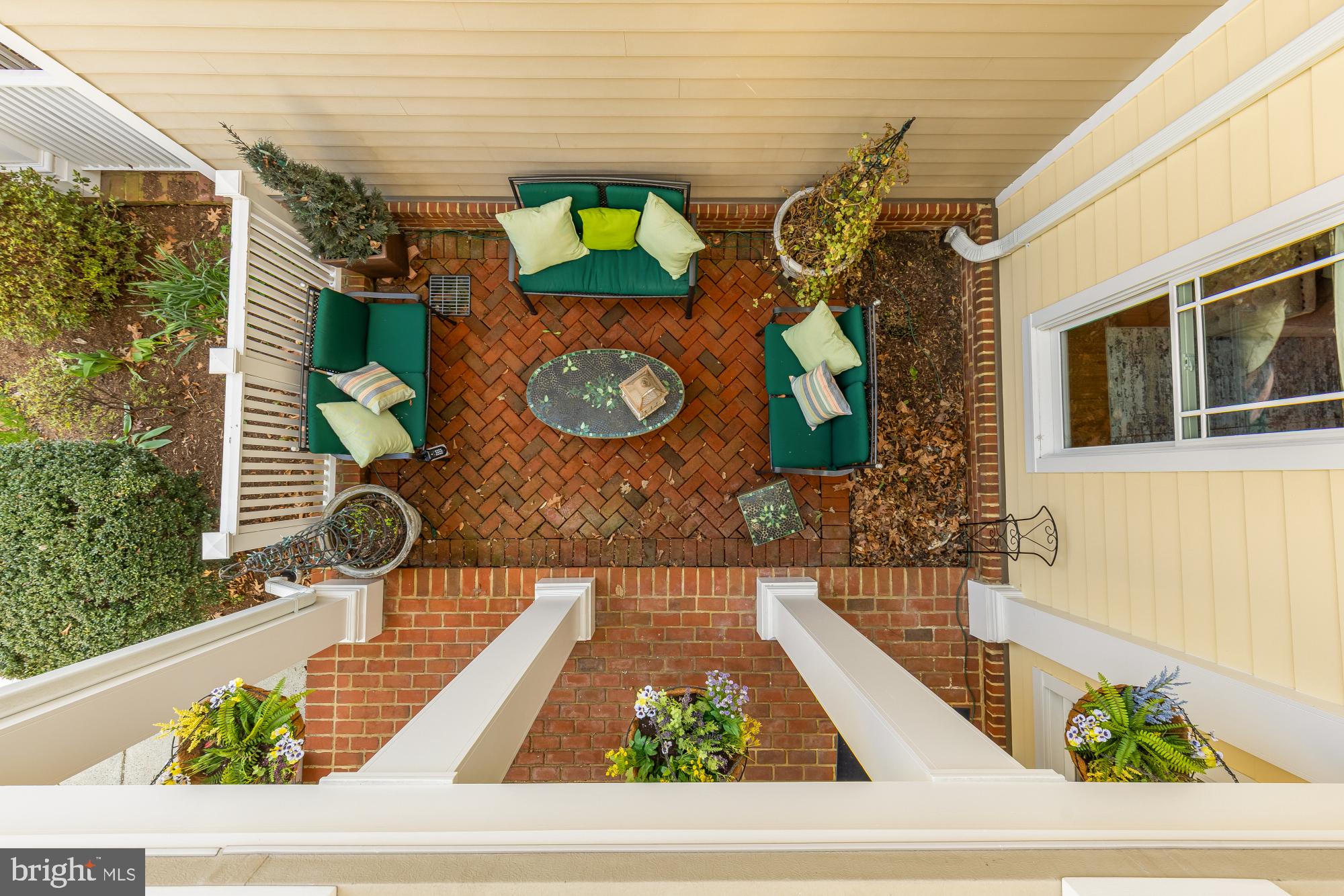 2712 LINDEN LANE
