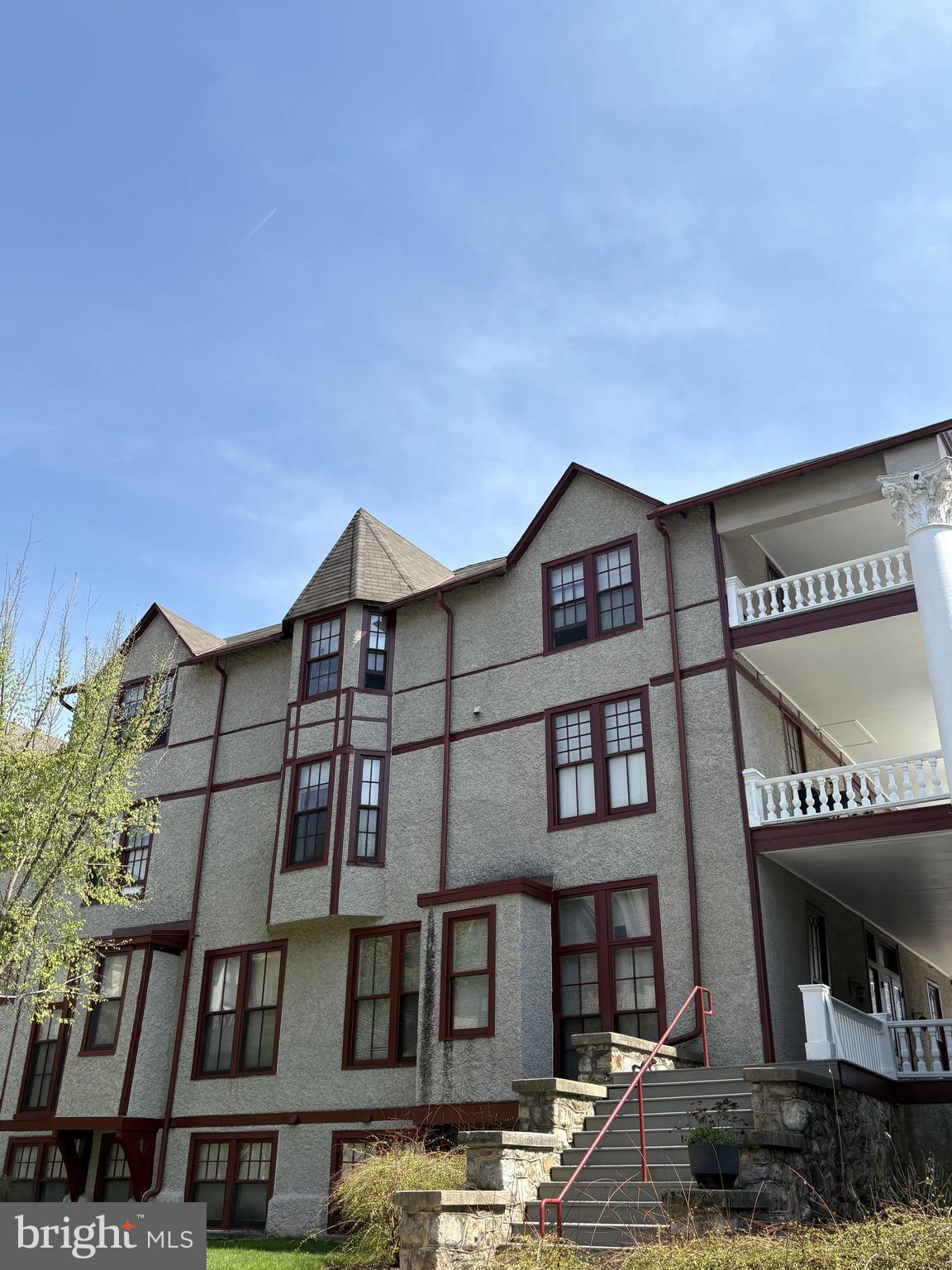 2712 LINDEN LANE