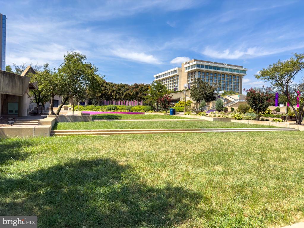 1301 N Courthouse Rd #1601