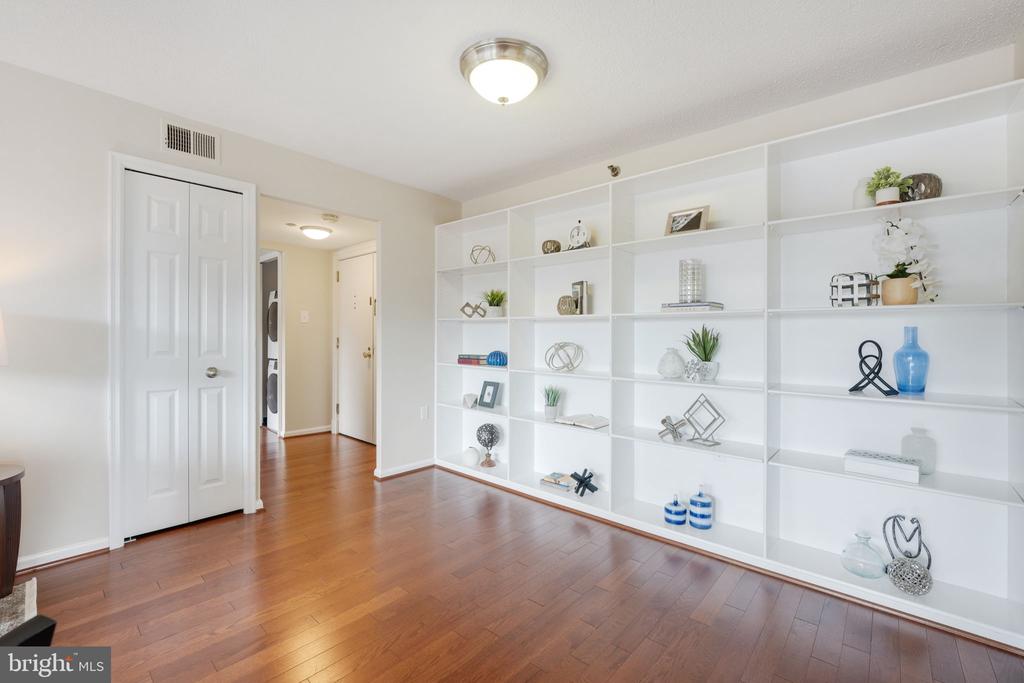 1301 N Courthouse Rd #1601