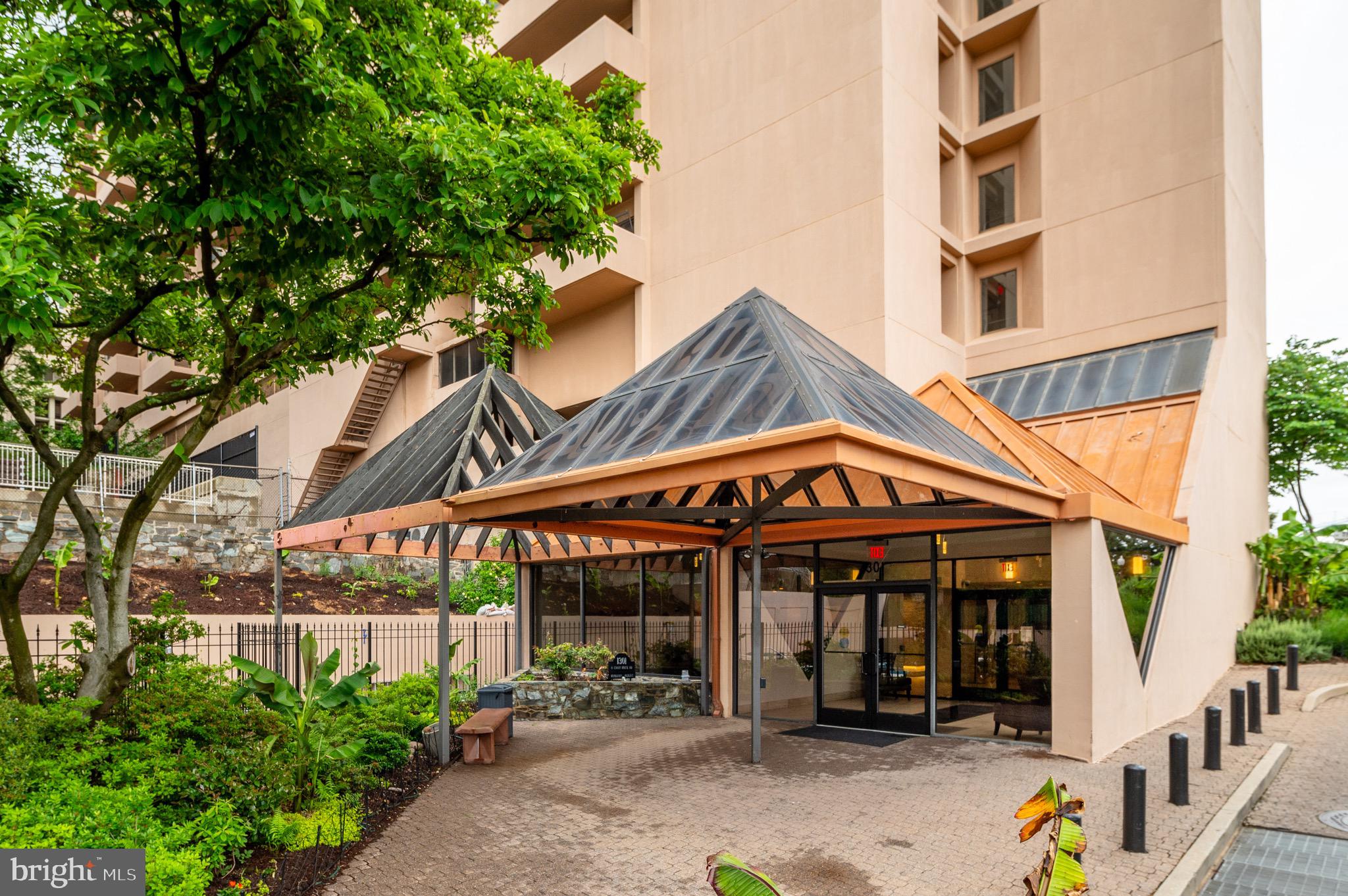 1301 N Courthouse Rd #1404