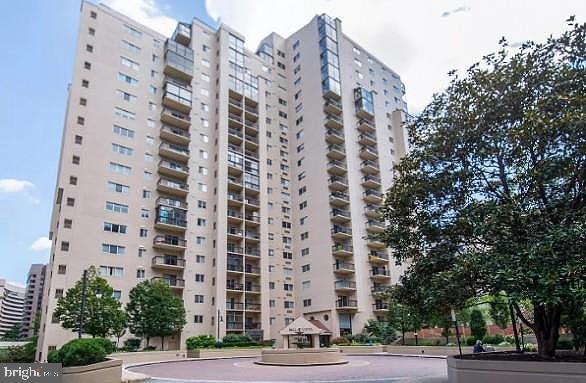 1211 S Eads St #1211