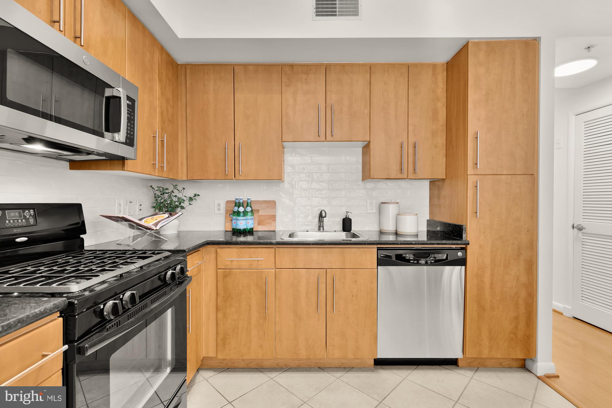 1021 N Garfield St #B37