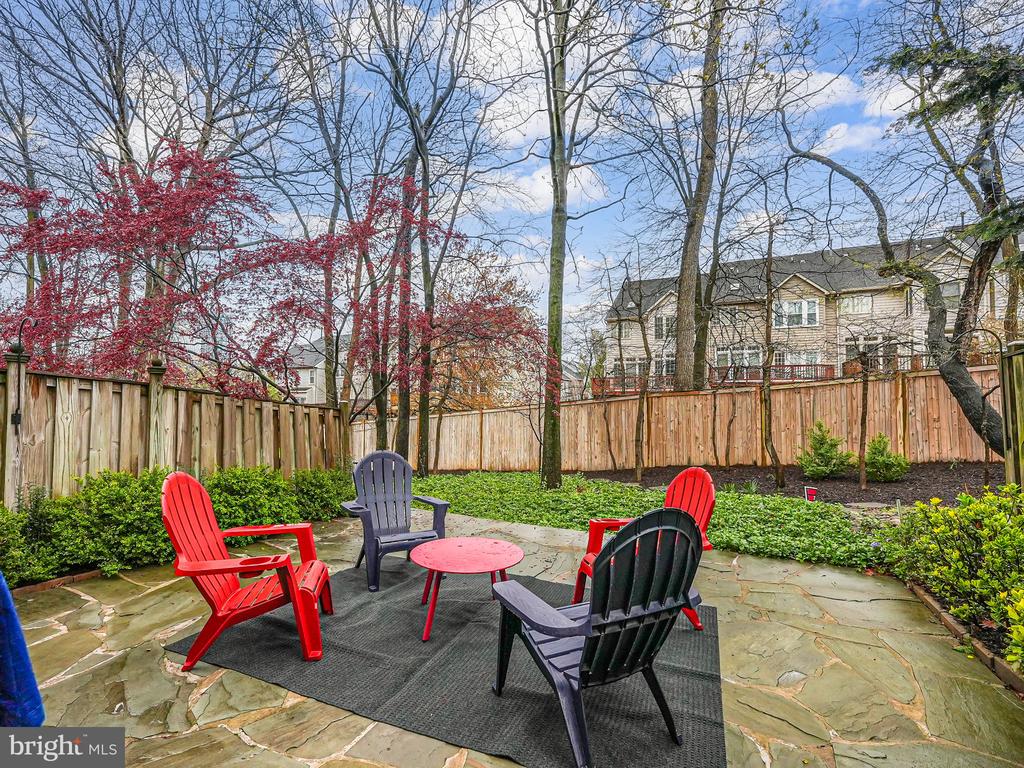 8573 Raglan Rd
