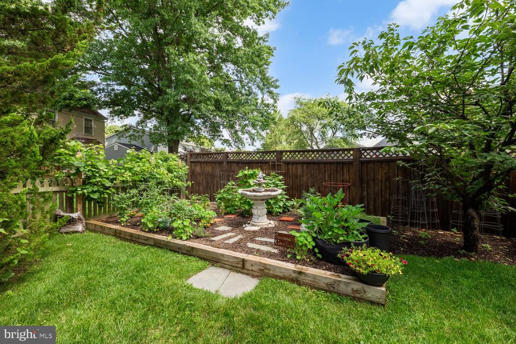 8327 Fran Ct