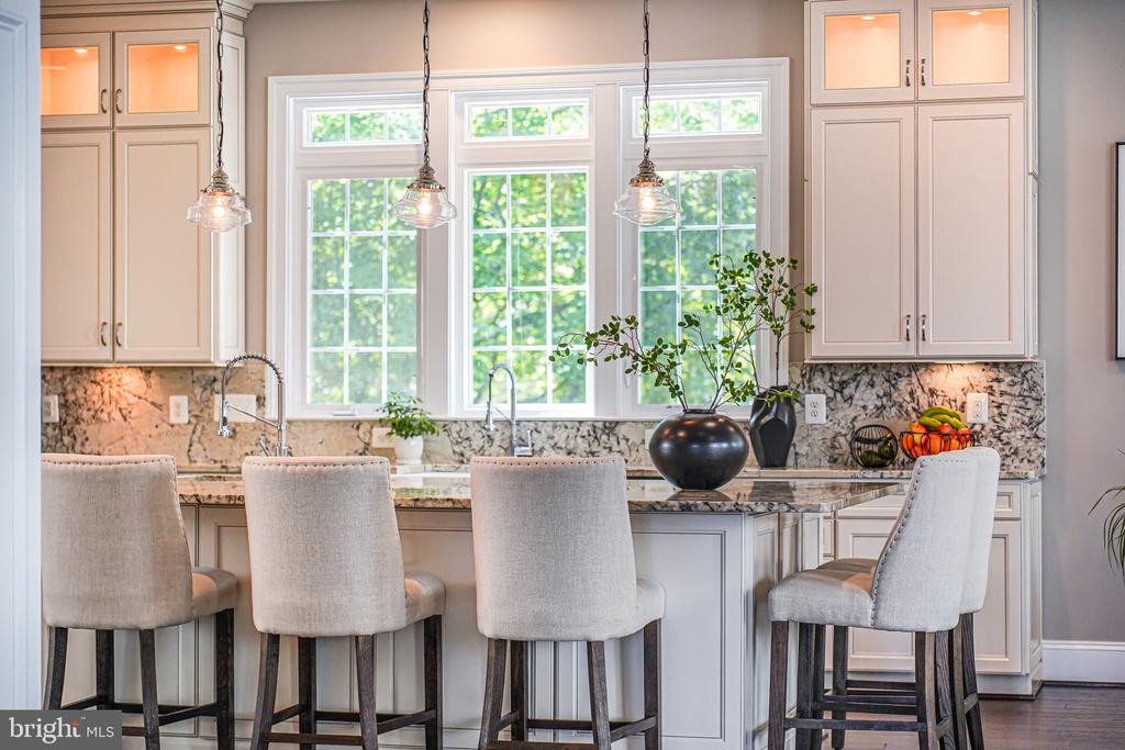 6513 MANOR RIDGE COURT