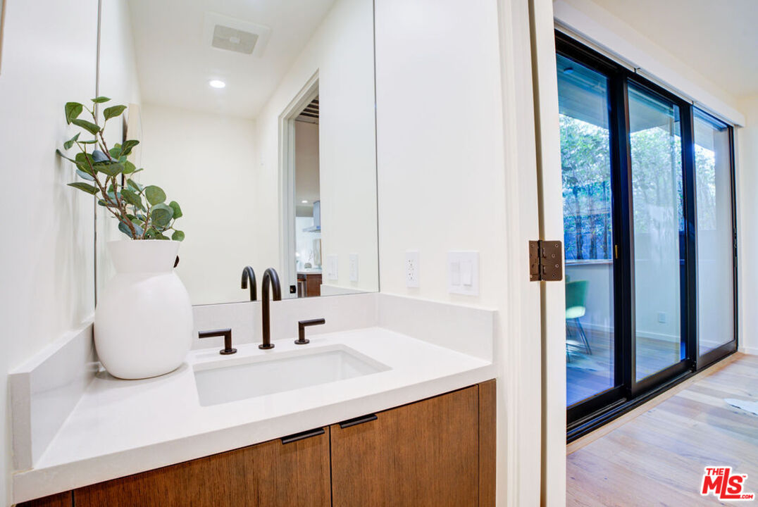 330 Rennie Ave Unit: 2