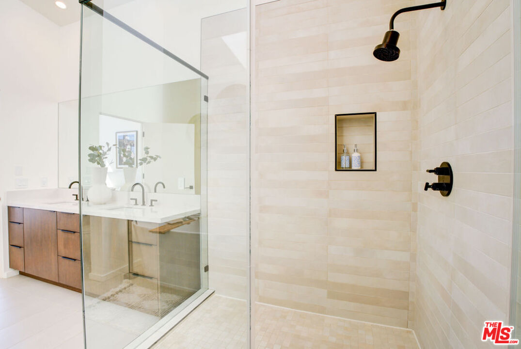 330 Rennie Ave Unit: 2