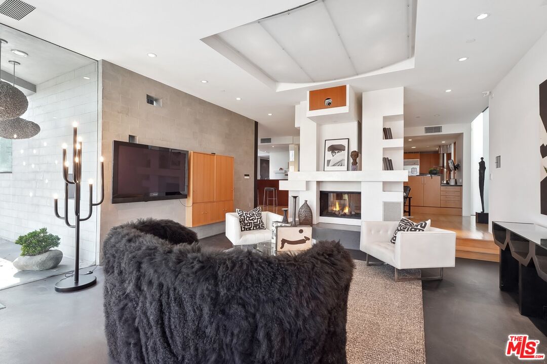 2238 Stradella Rd