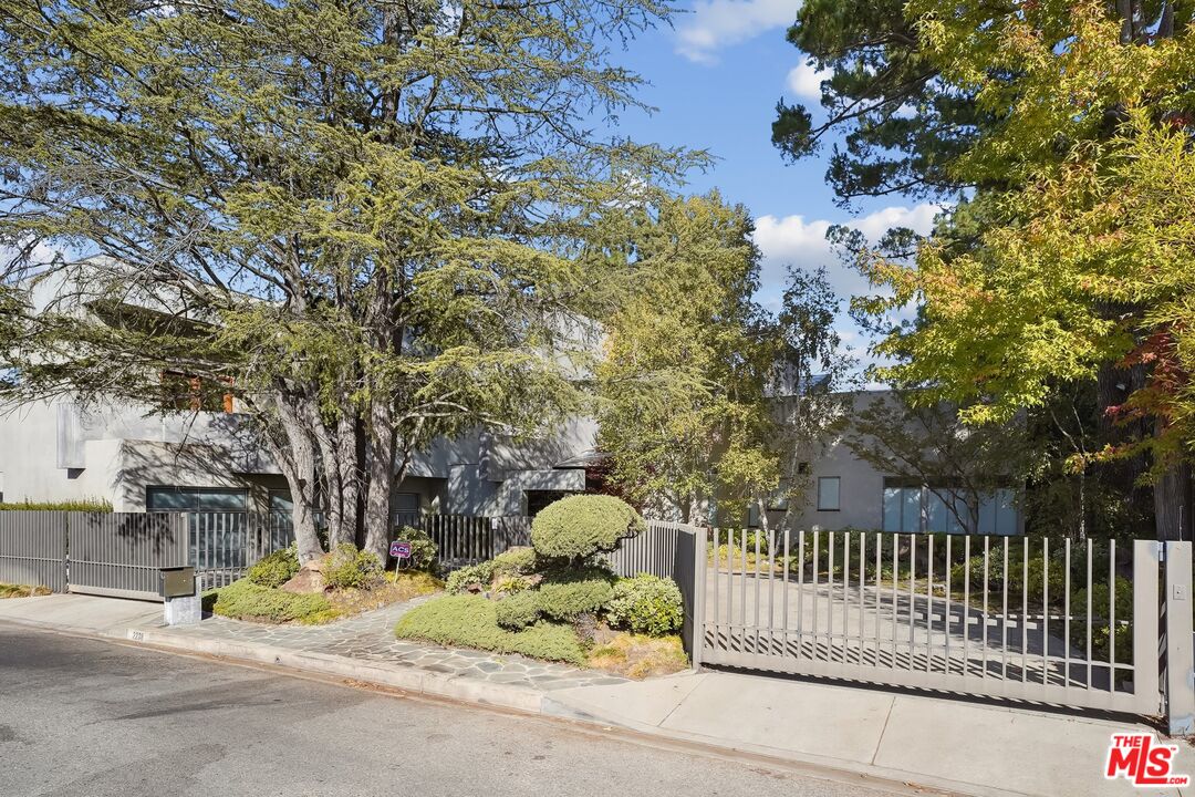 2238 Stradella Rd