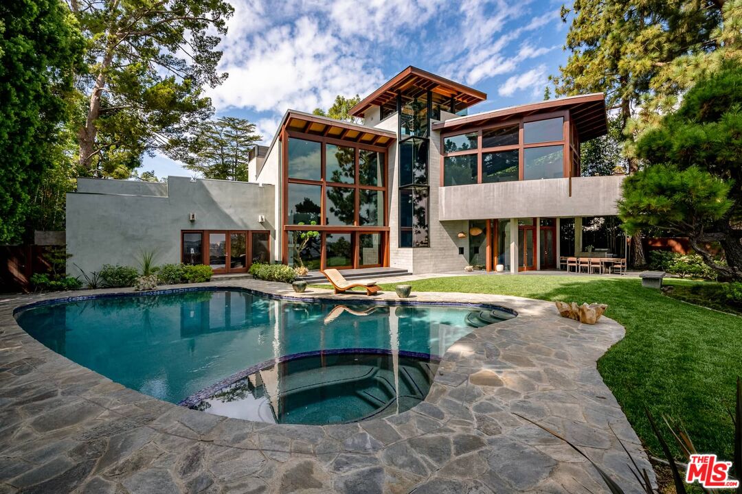 2238 Stradella Rd