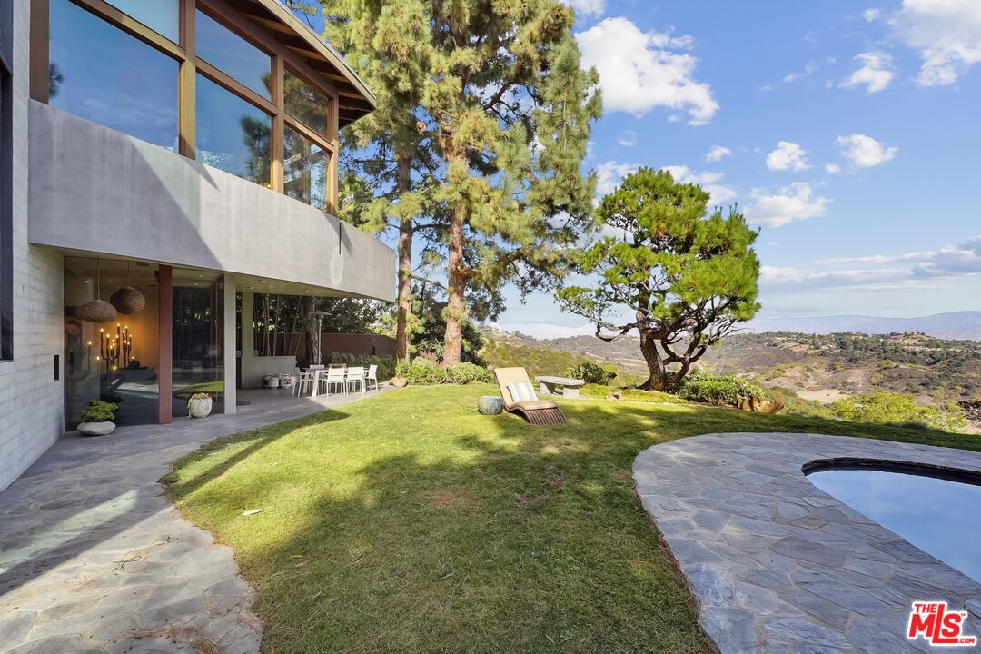 2238 Stradella Rd