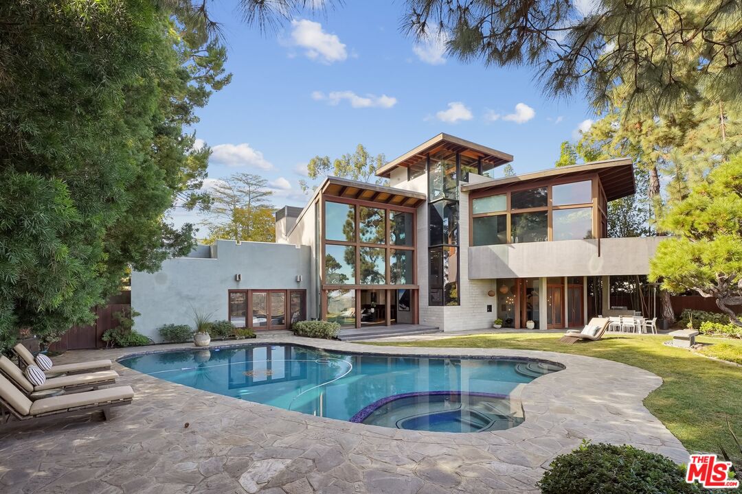 2238 Stradella Rd