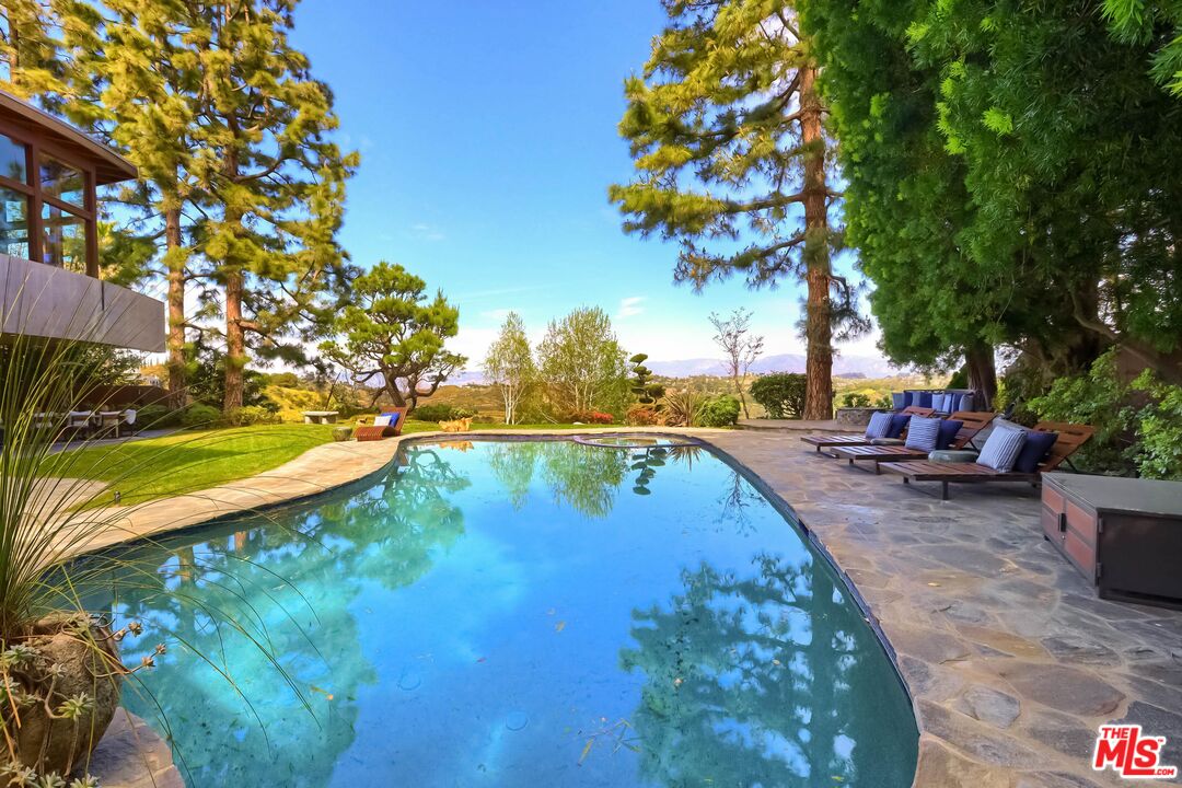 2238 Stradella Rd