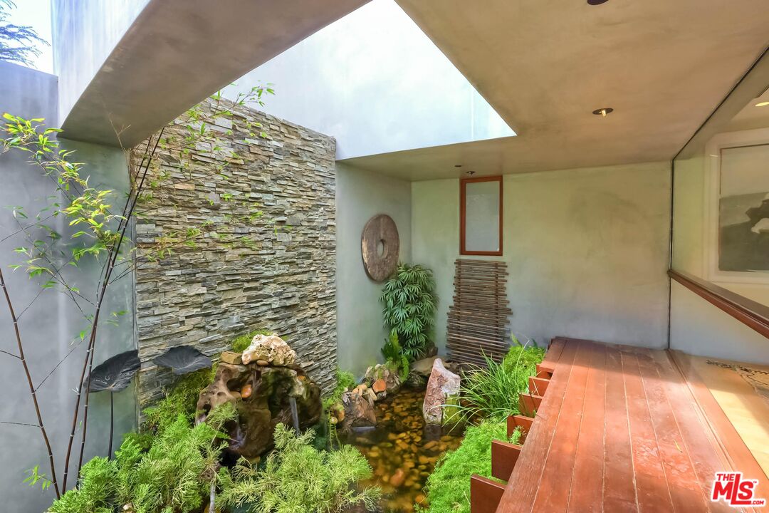 2238 Stradella Rd
