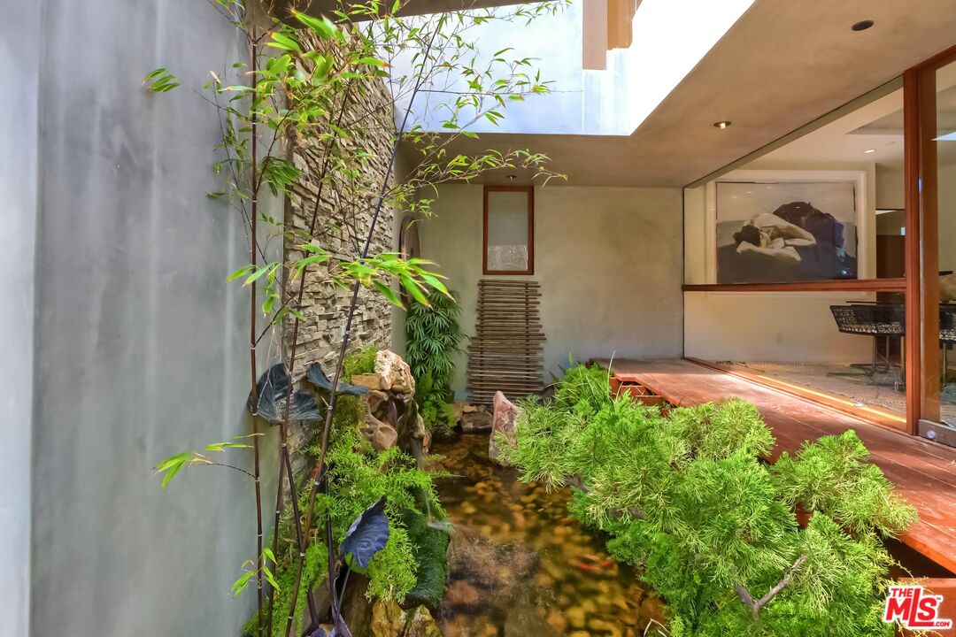 2238 Stradella Rd