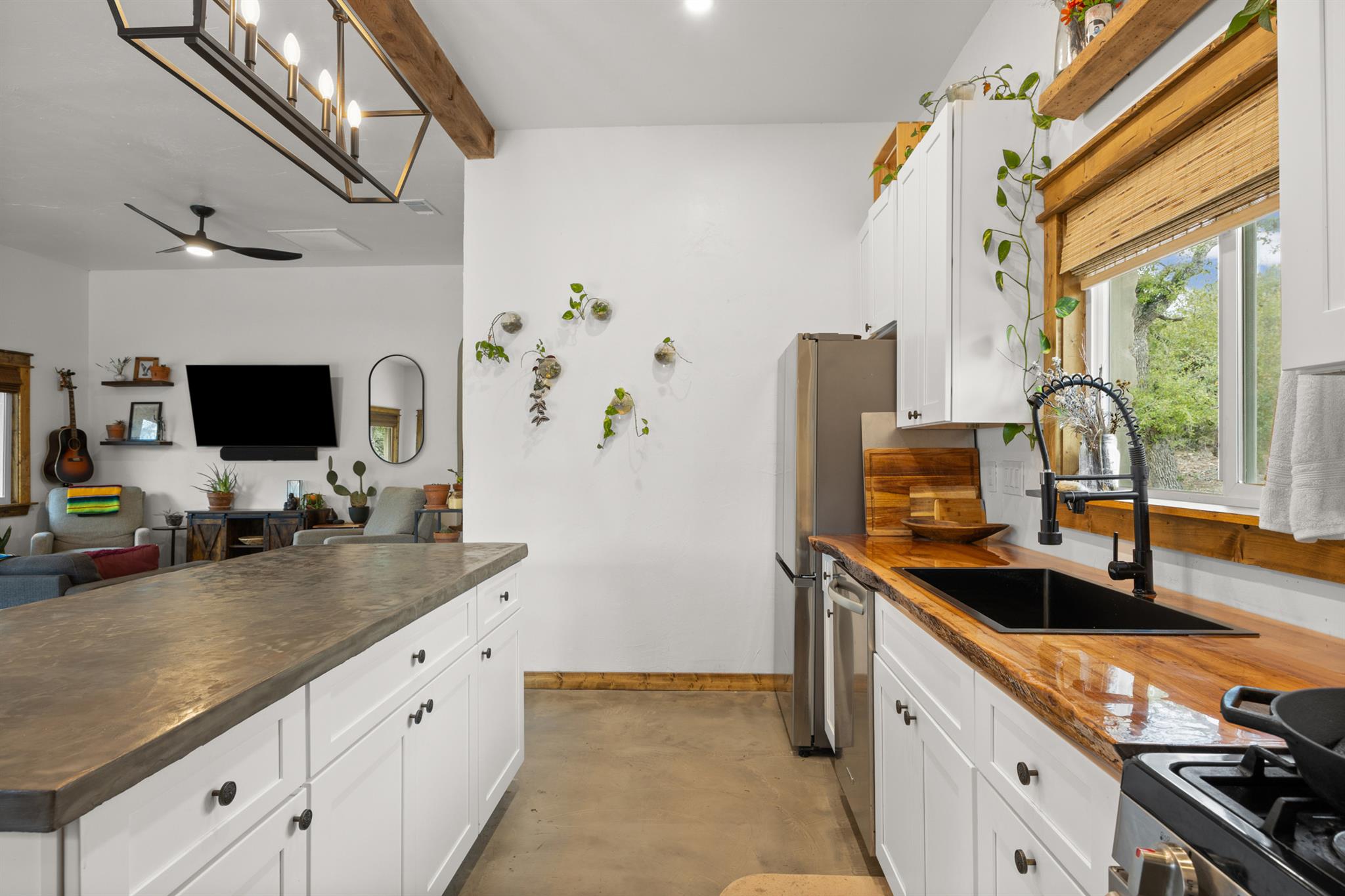 107 S Rainbow Ranch RD