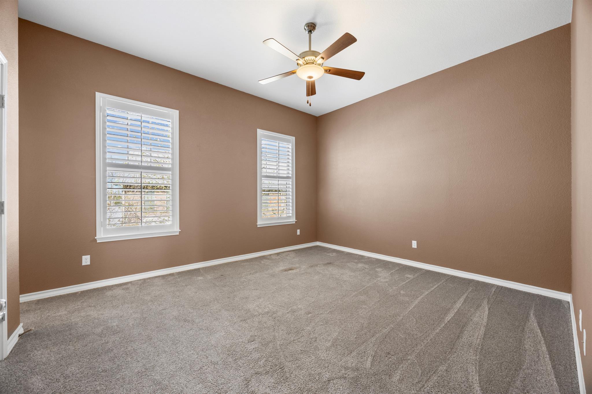 1112 Highknoll LN