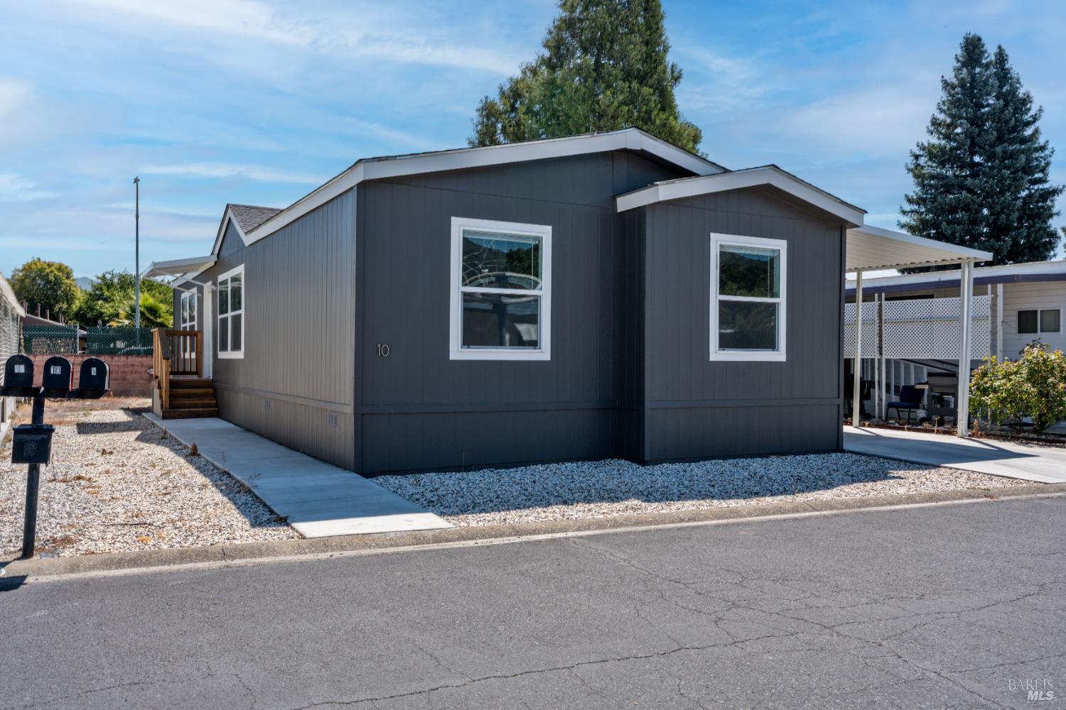 660 Leslie Street Unit: #10