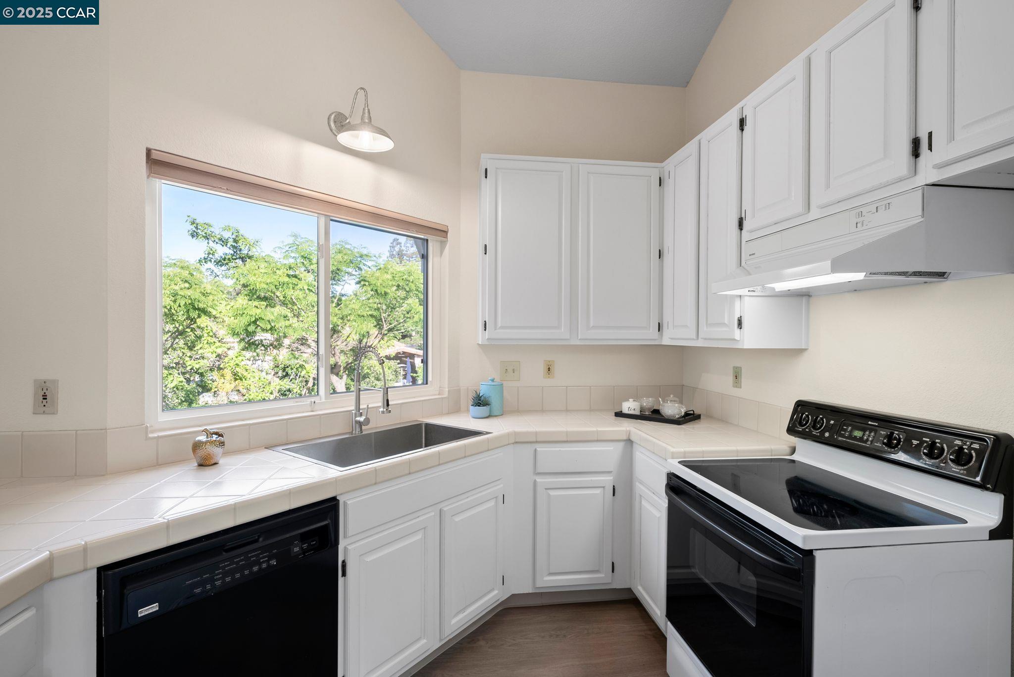 2526 Holly View Drive