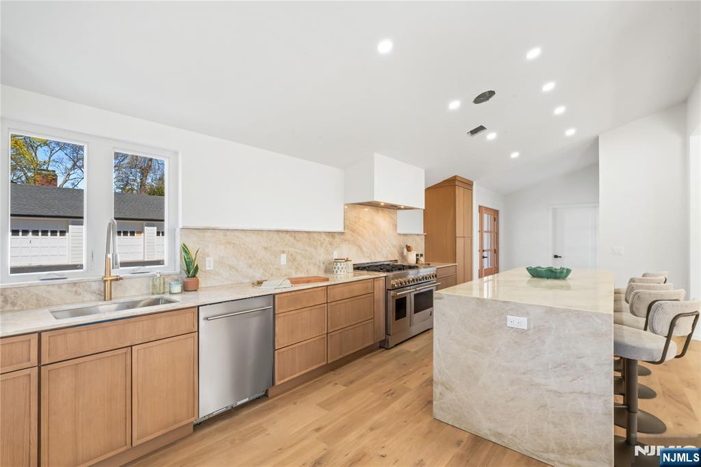 175 E Crescent Avenue