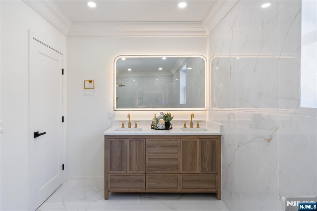 175 E Crescent Avenue