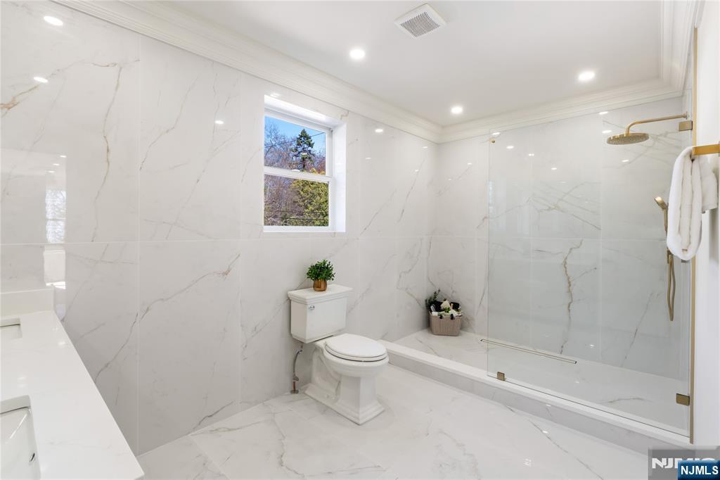 175 E Crescent Avenue