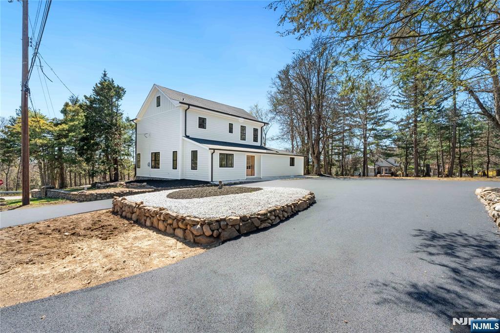 175 E Crescent Avenue