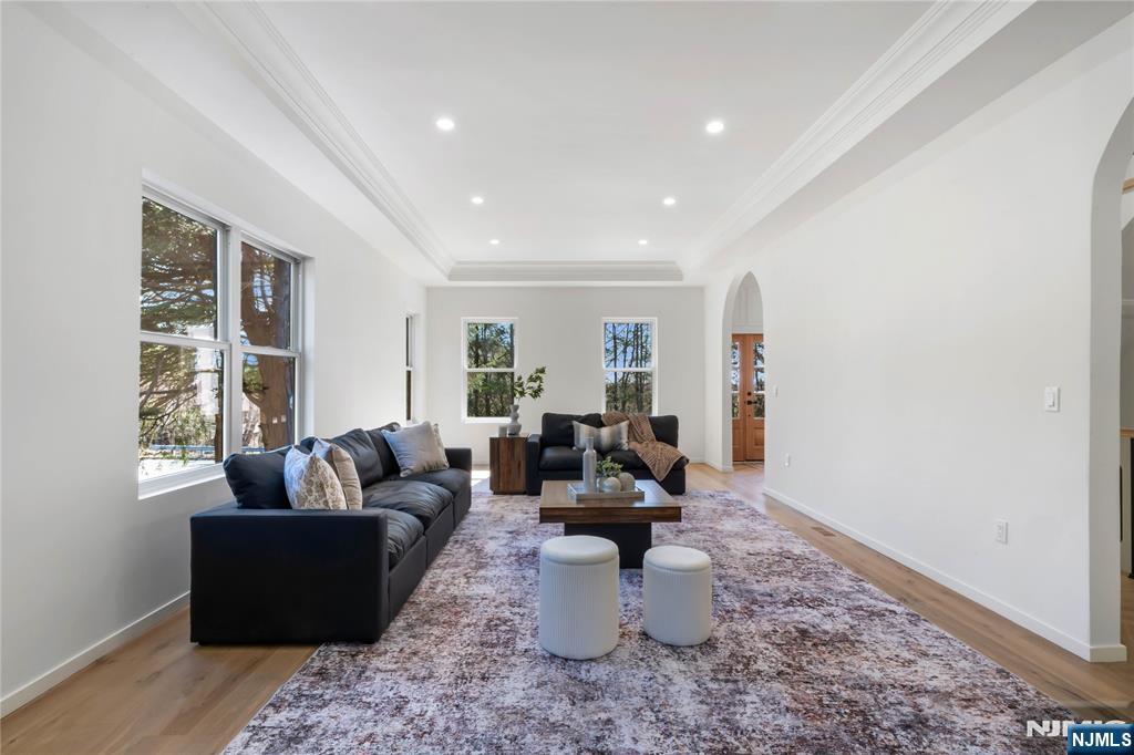 175 E Crescent Avenue