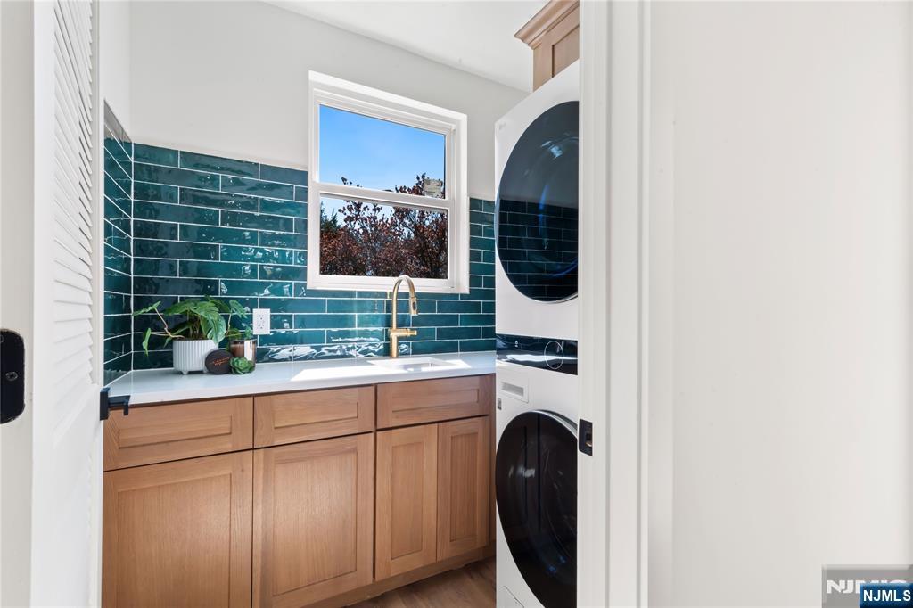 175 E Crescent Avenue