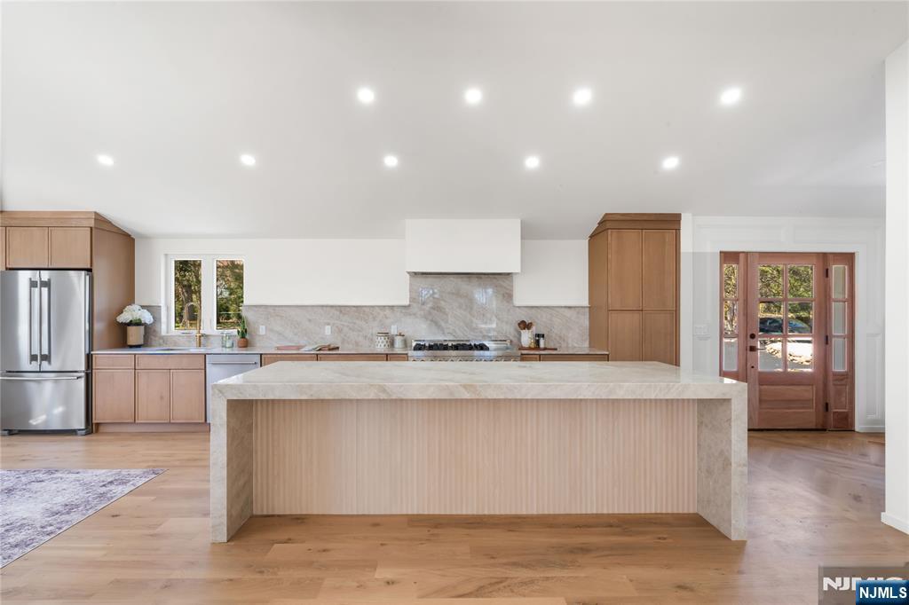 175 E Crescent Avenue