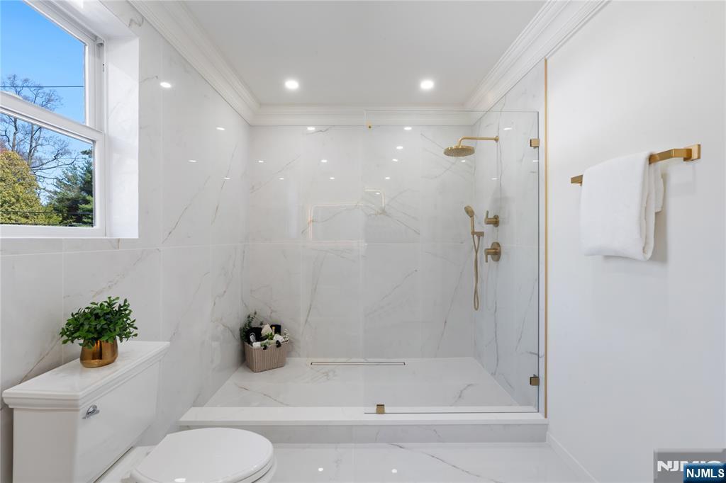 175 E Crescent Avenue