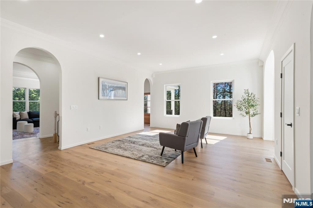 175 E Crescent Avenue