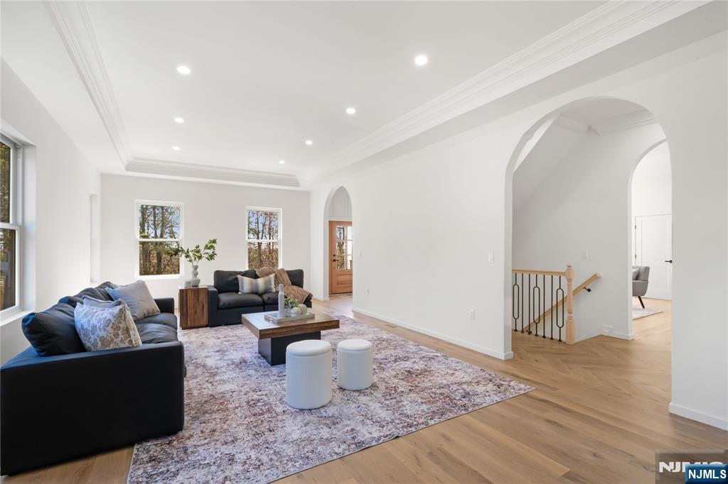 175 E Crescent Avenue