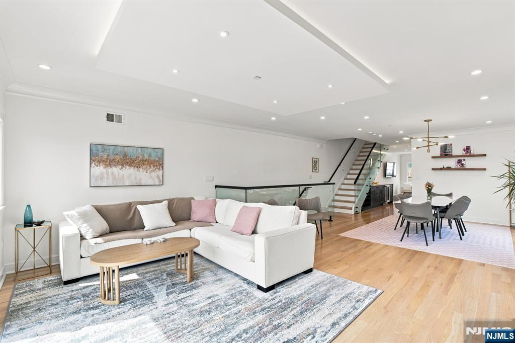 1439 River Road 1