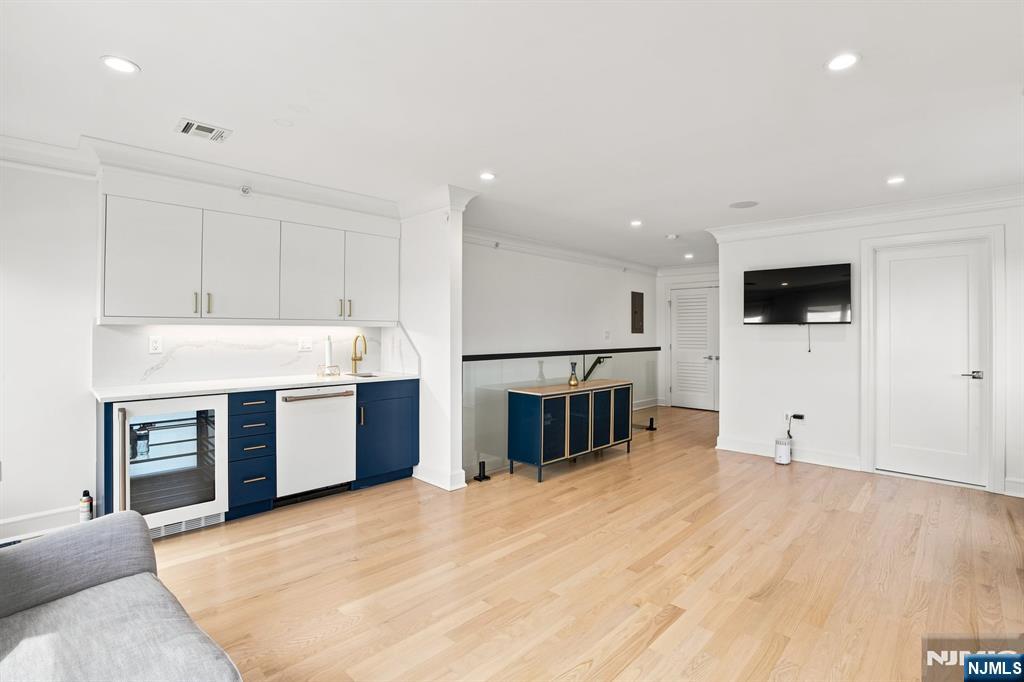 1439 River Road 1