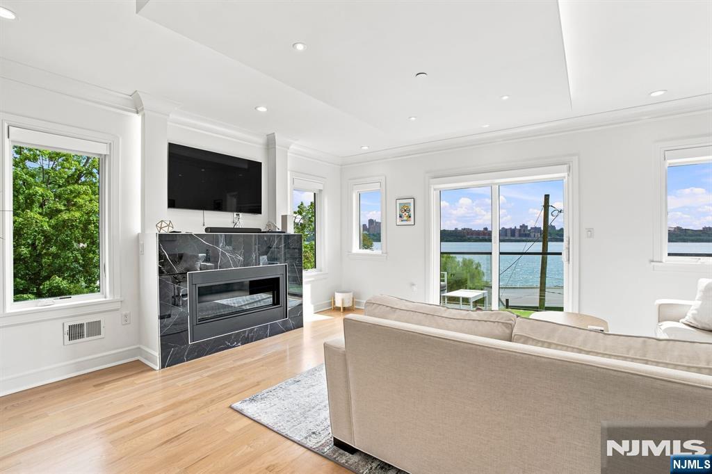 1439 River Road 1