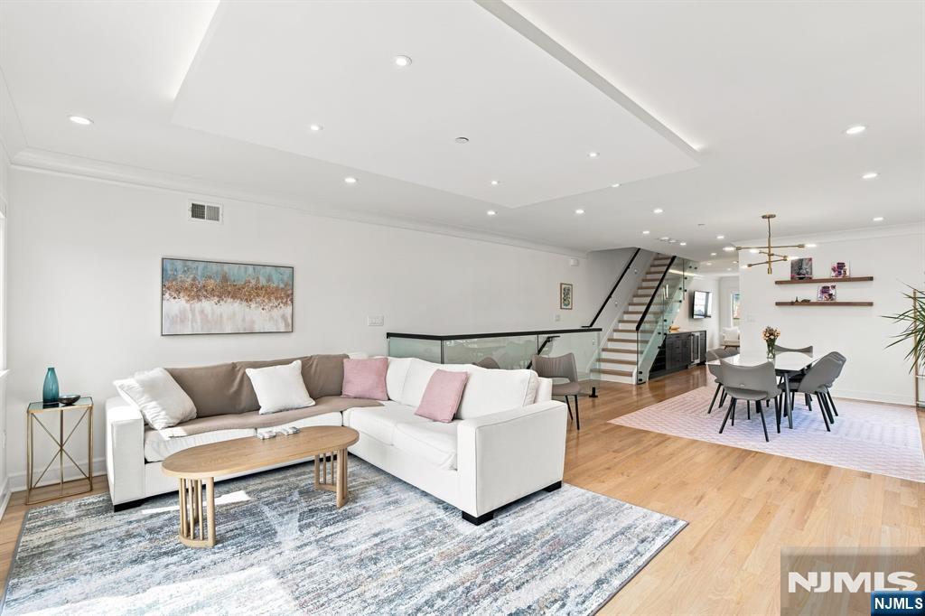 1439 River Road 1