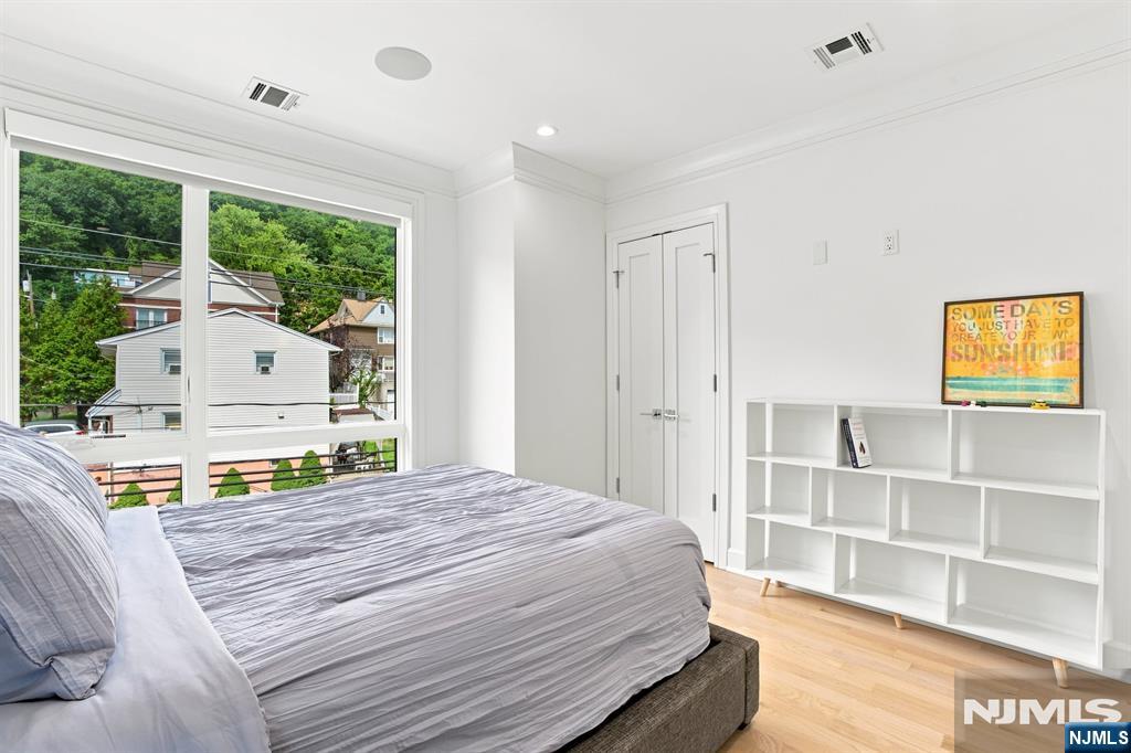 1439 River Road 1