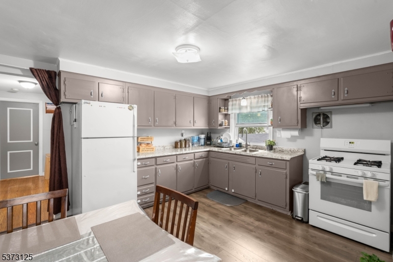 13-15 Smith St