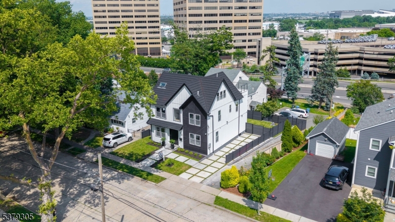 33 Elycroft Pkwy