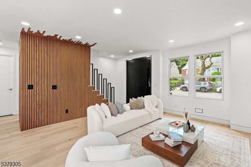 33 Elycroft Pkwy