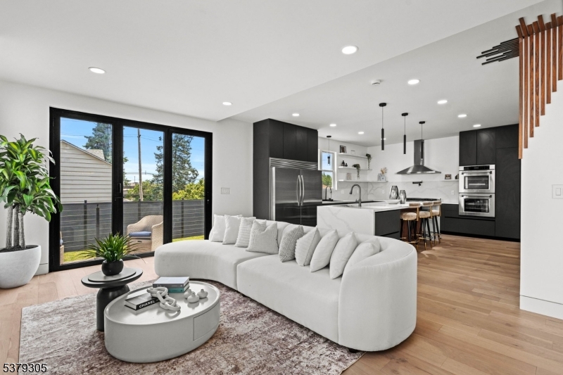 33 Elycroft Pkwy