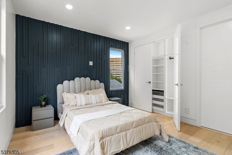 33 Elycroft Pkwy